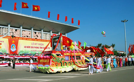 การจัดแสดงนาฏศิลป์พิเศษเพื่อรำลึกครบรอบ 40 ปีการปลดปล่อยจังหวัดQuang Tri